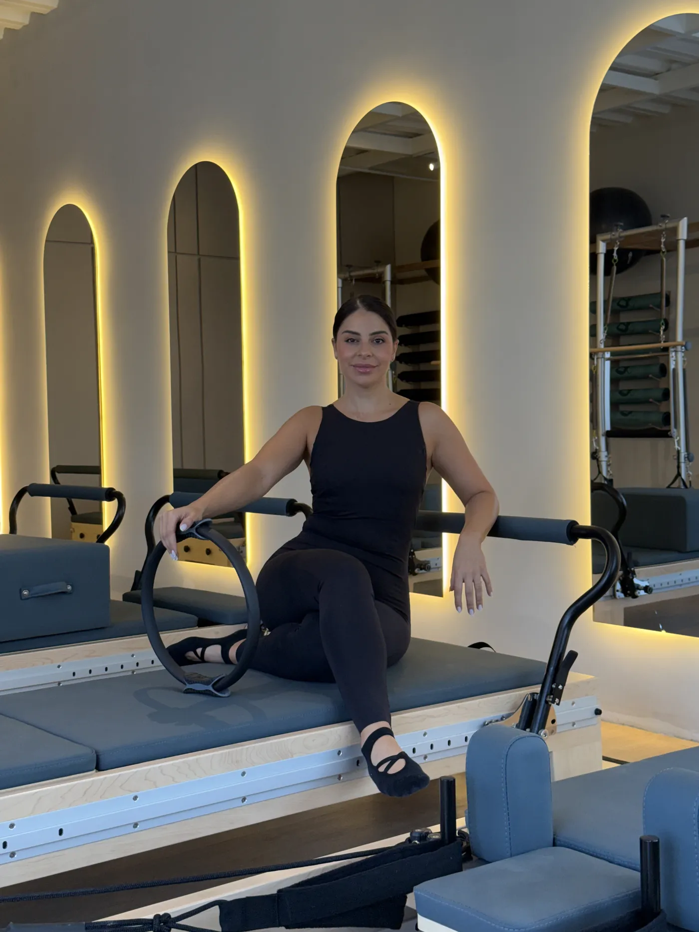 La fundadora y alma del estudio, con un aro de pilates en las manos, sonriendo a cámara